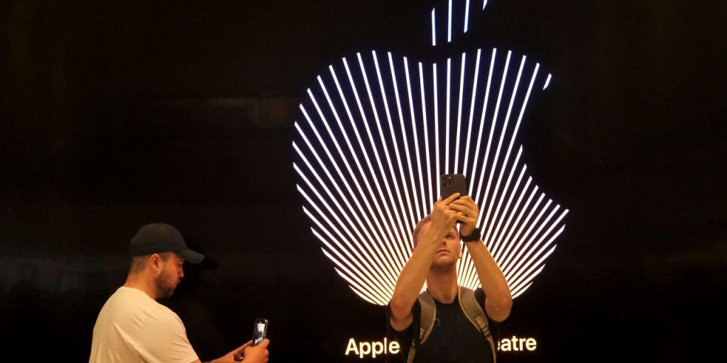 After Apple Tightens Tracking Rules, Advertisers Shift Spending Toward Android&nbsp;Devices