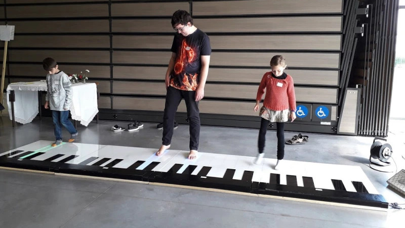 Cheap, Expandable Floor Piano Plays With Heart And&nbsp;Soul