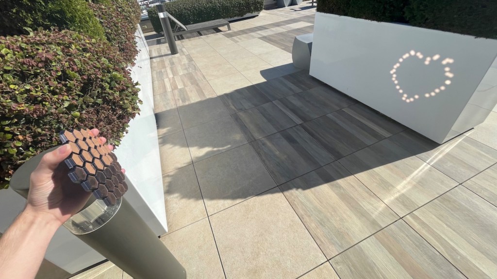 Hexagonal Mirror Array Hides Hidden&nbsp;Message