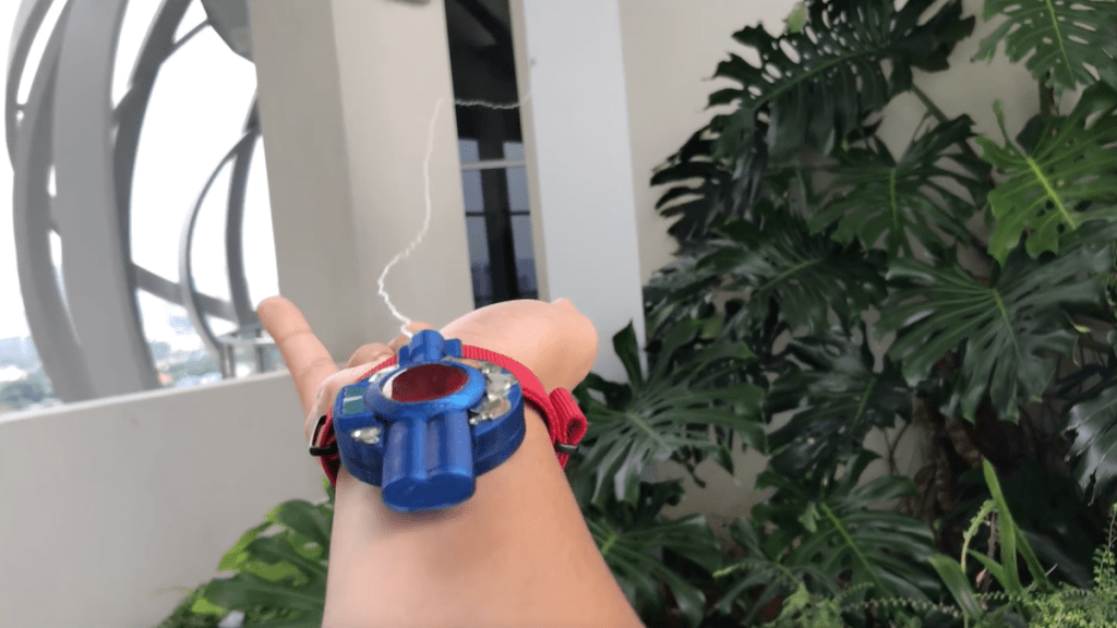 Ce fan de Spider-Man a créé un propulseur de fils d’araignée qui se collent (presque)&nbsp;partout