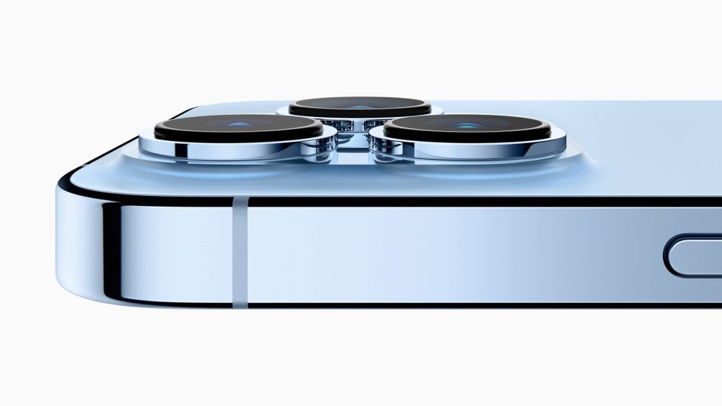 Un médecin utilise le mode Macro de l&rsquo;iPhone 13 Pro pour examiner les yeux de ses&nbsp;patients