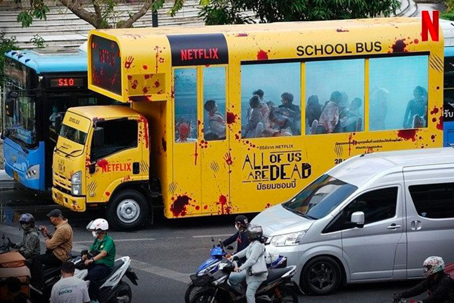 Un bus de la série &laquo;&nbsp;All of Us Are Dead&nbsp;&raquo; sème la panique dans les&nbsp;rues