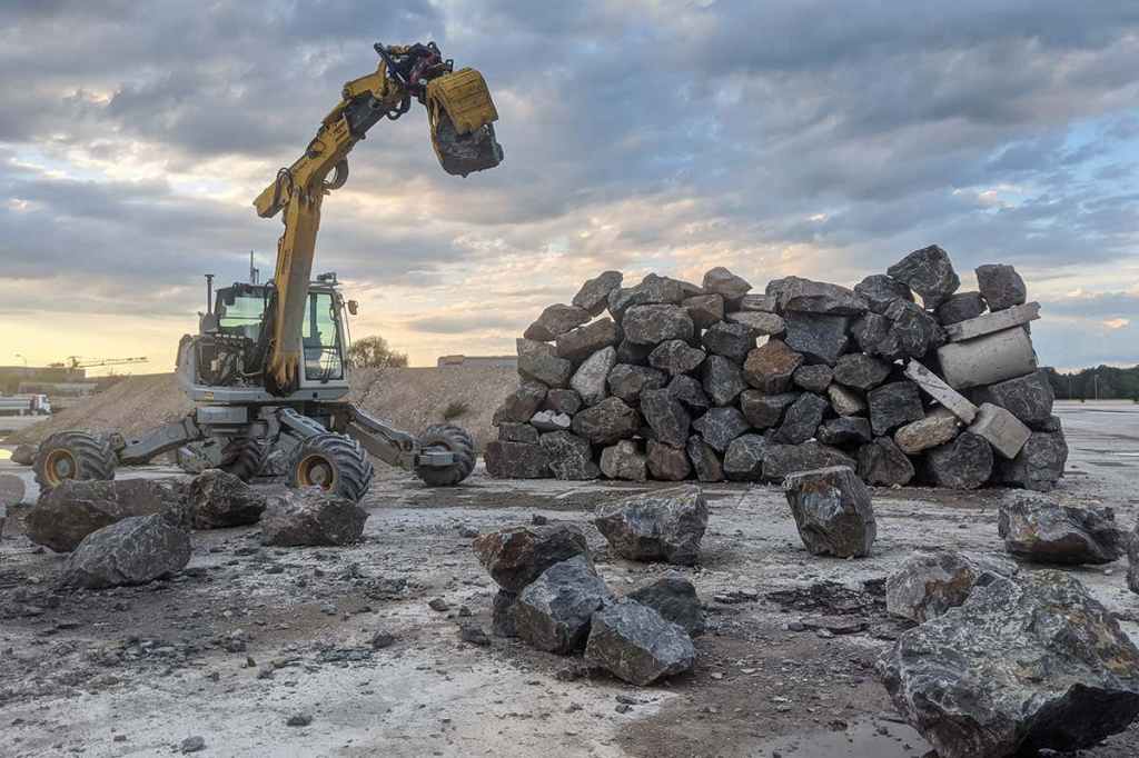 Autonomous walking excavator can build walls and dig&nbsp;trenches