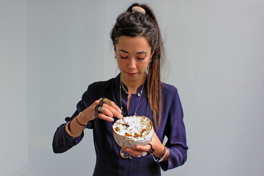 Cette Française a créé un cendrier à base de champignons qui “digèrent” les mégots de&nbsp;cigarettes