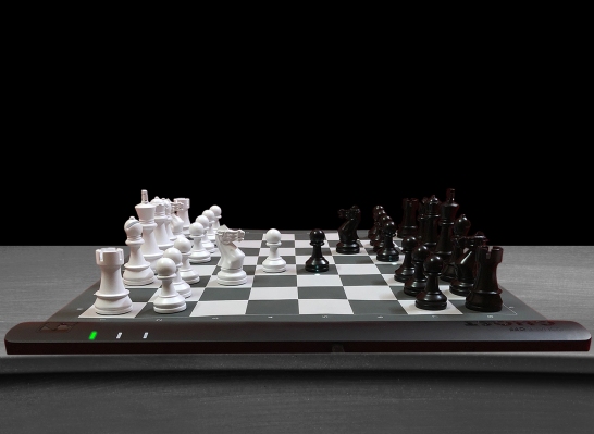 Square Off introduces a rollable connected chess&nbsp;board