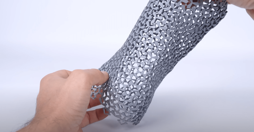 Matériau auxétique bistable : il s&rsquo;agrandit dans toutes les directions quand on&nbsp;l&rsquo;étire