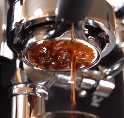 Des hommes dépensent 10 000 $ en matériel à expresso au lieu d&rsquo;aller en&nbsp;thérapie