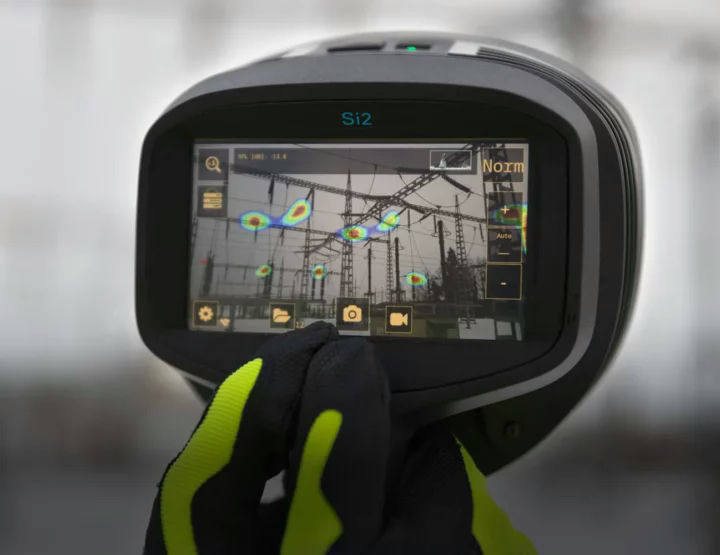 La camĂ©ra d’imagerie acoustique FLIR Si2 dĂ©tecte les fuites et les dĂ©fauts jusqu’Ă 200 mètres